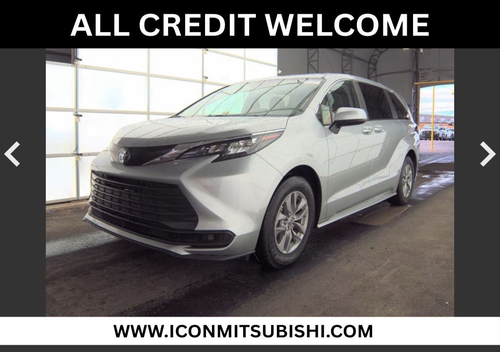 2024 Toyota Sienna LE's photo