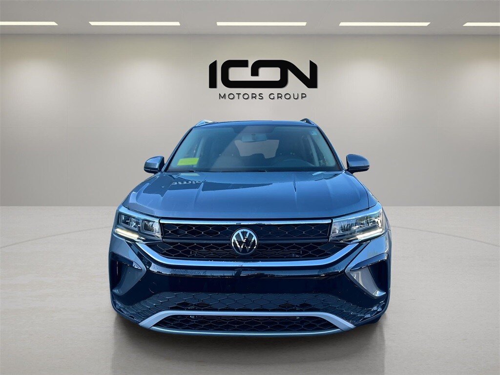 2022 Volkswagen Taos SE photo 2
