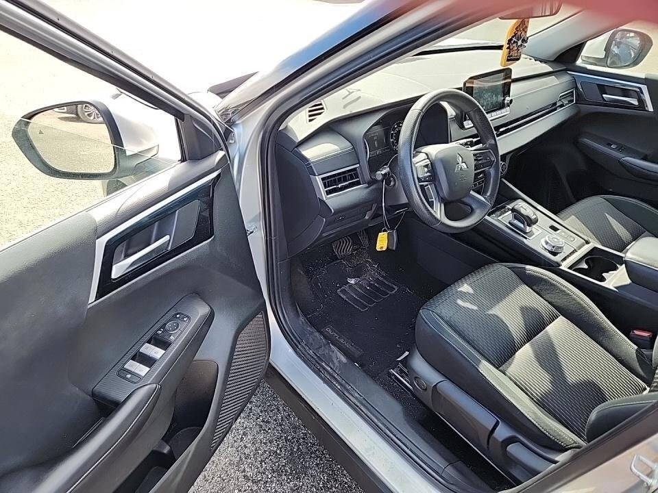 2022 Mitsubishi Outlander ES photo 2
