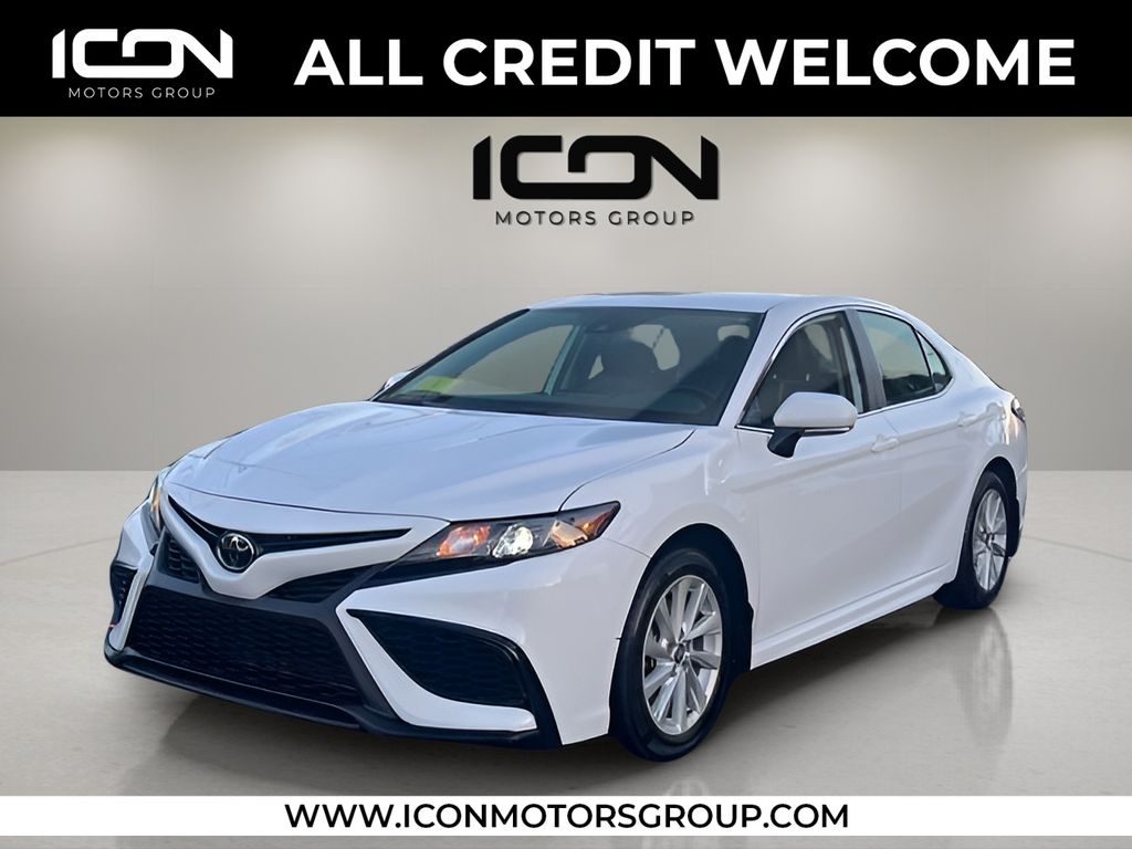 2023 Toyota Camry SE's photo