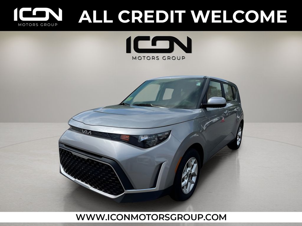 2023 Kia Soul LX's photo