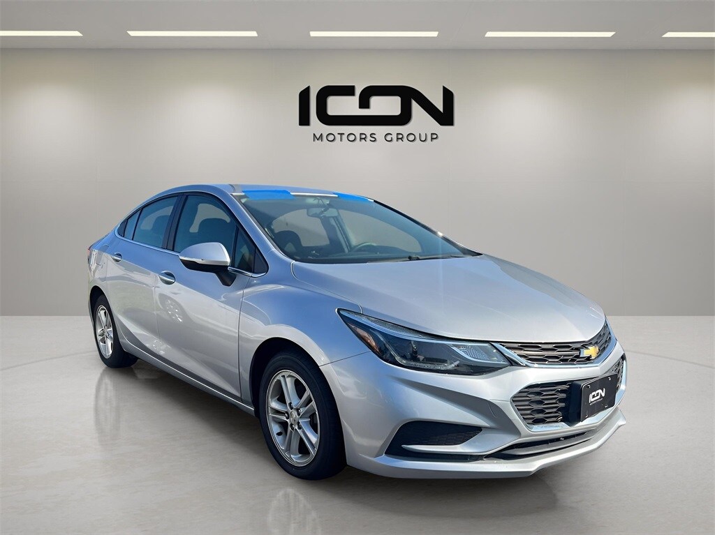2017 Chevrolet Cruze LT photo 2