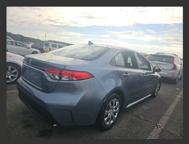 2022 Toyota Corolla LE photo 2