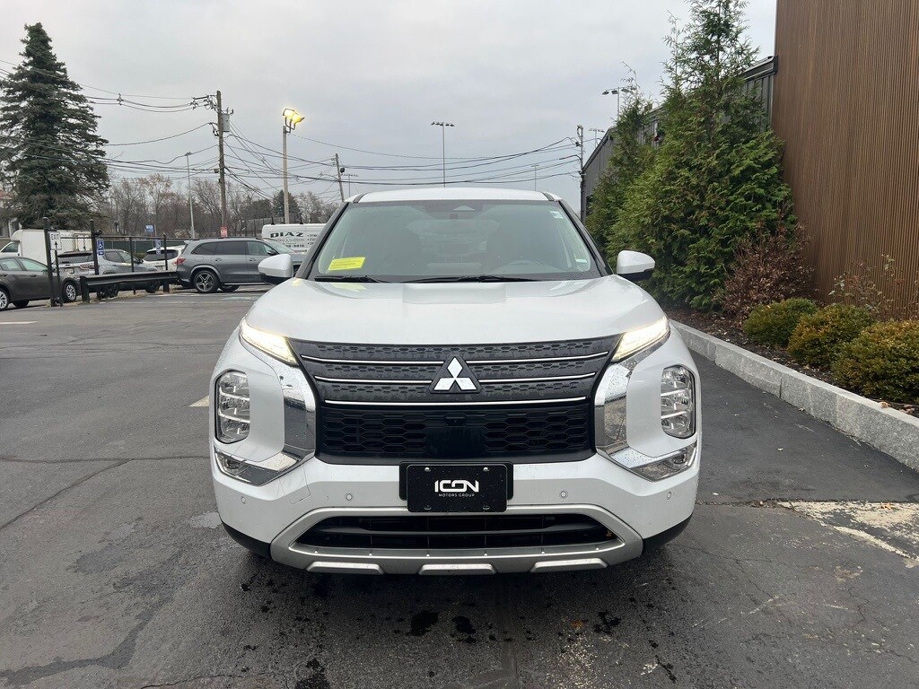 2023 Mitsubishi Outlander SE photo 2