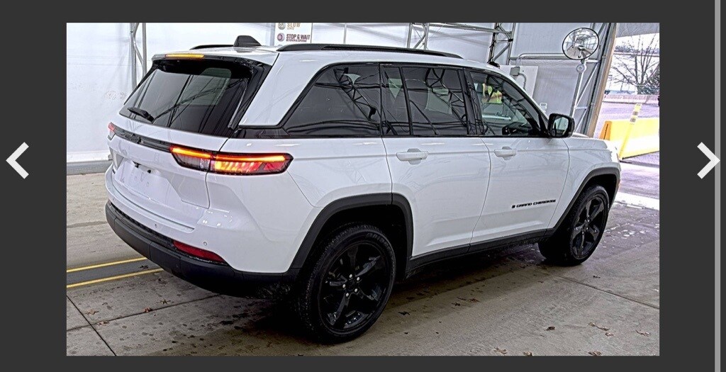 2023 Jeep Grand Cherokee Laredo Altitude photo 2