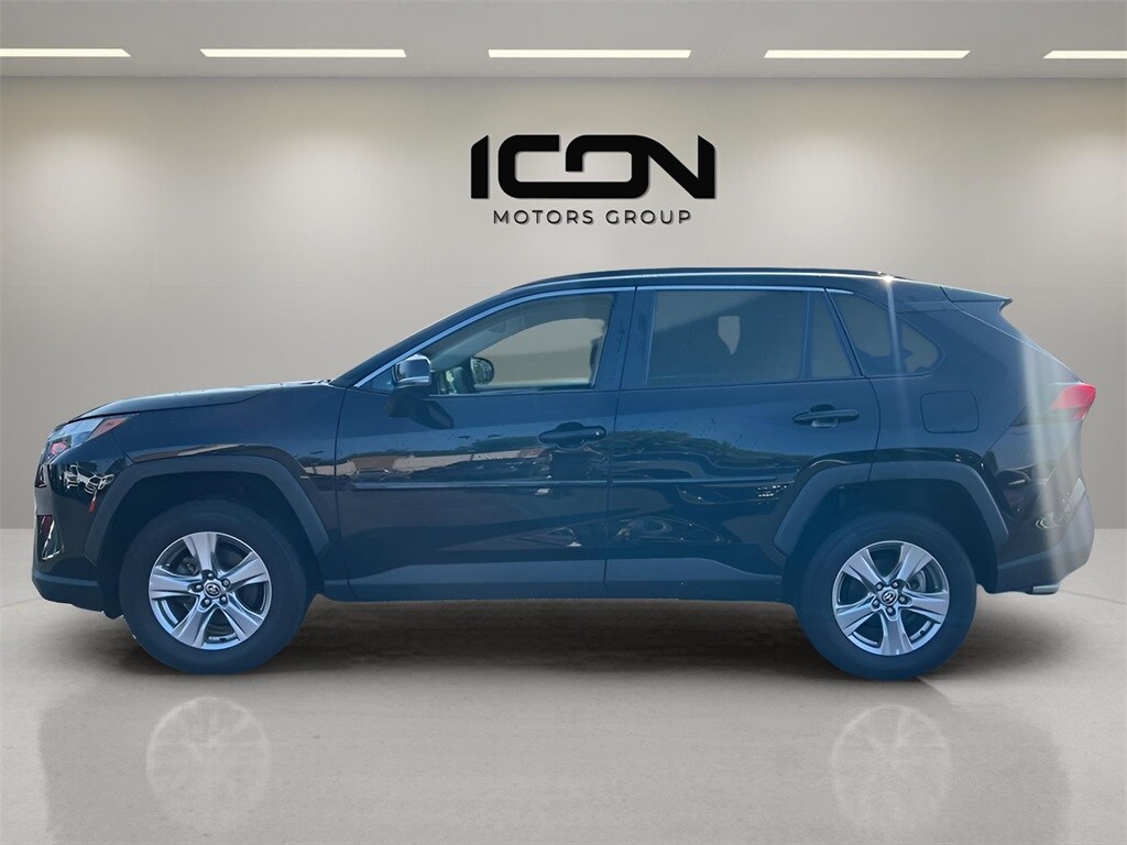 2022 Toyota RAV4 XLE photo 2