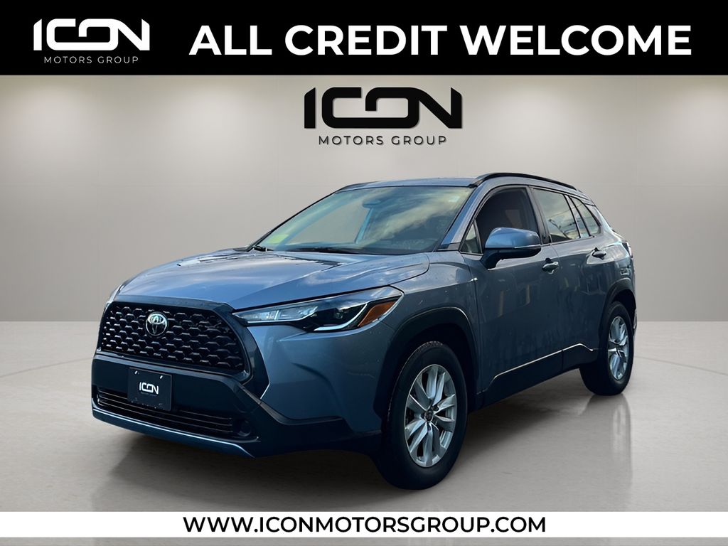 2024 Toyota Corolla Cross LE's photo