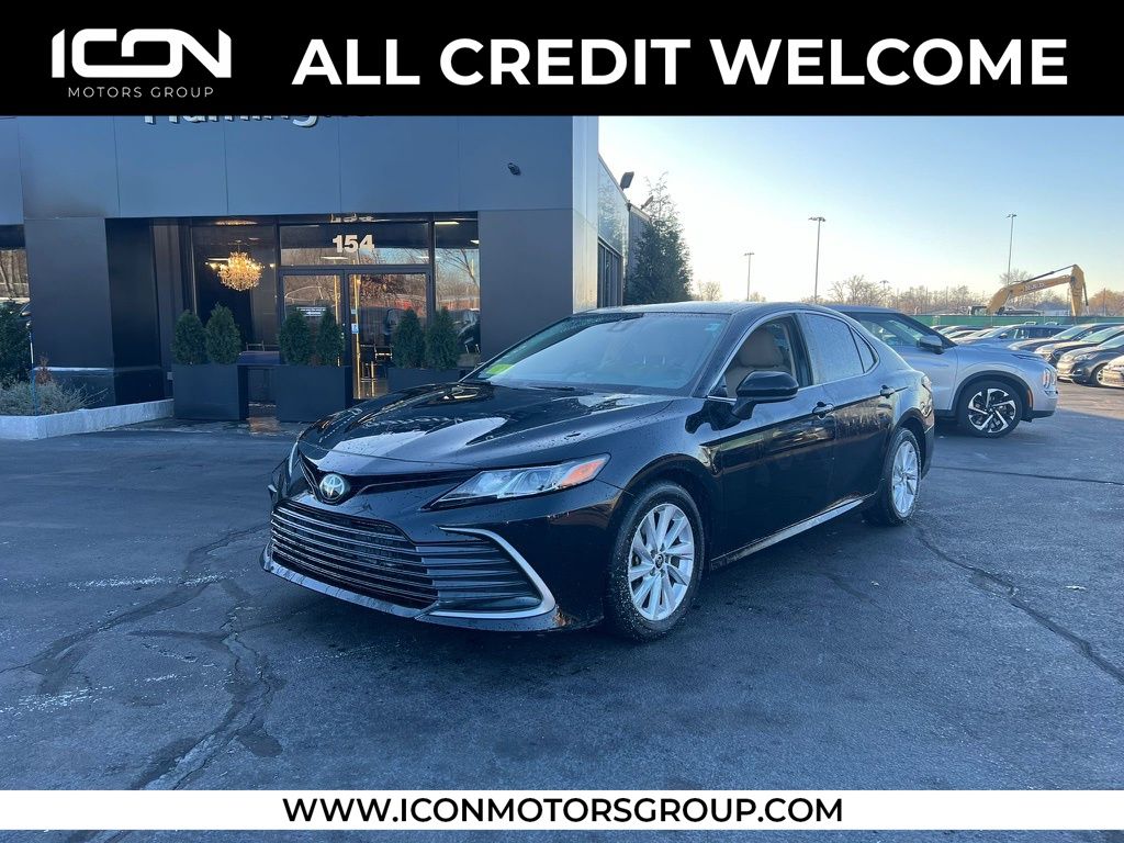 2023 Toyota Camry LE's photo