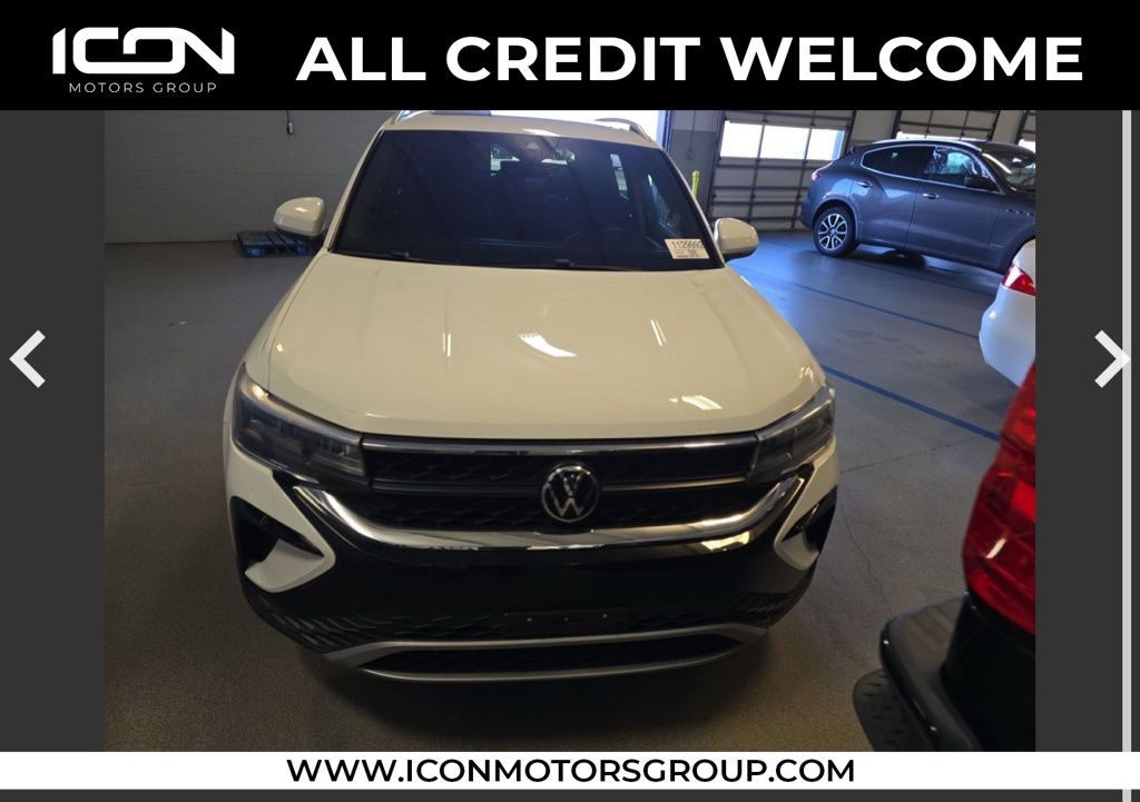 2022 Volkswagen Taos SE's photo