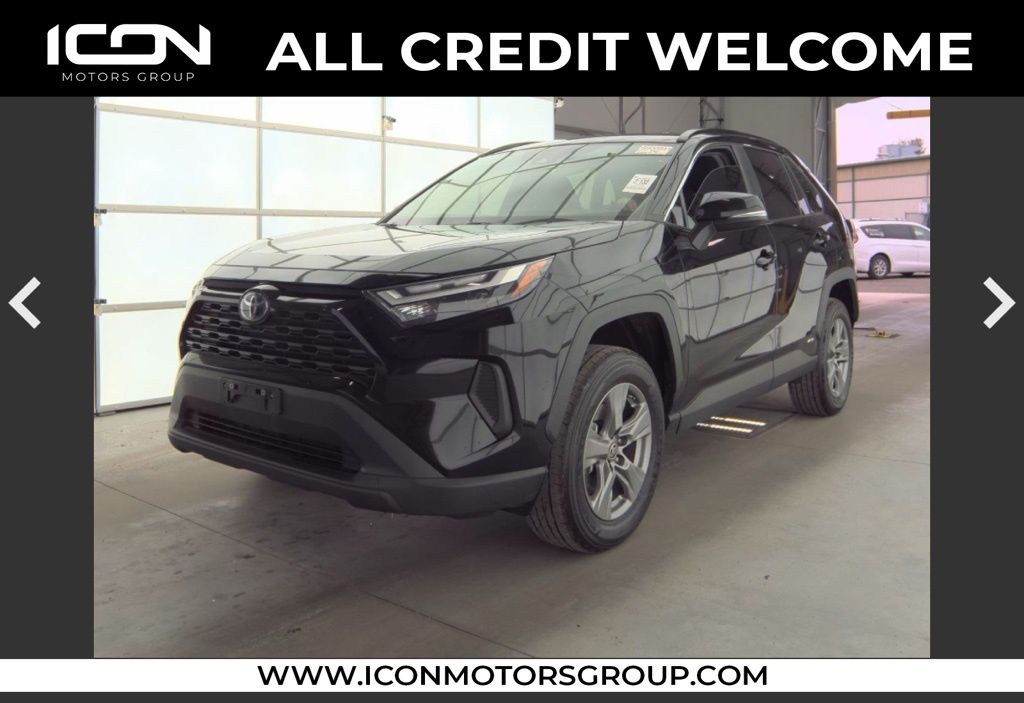 2023 Toyota RAV4 LE's photo