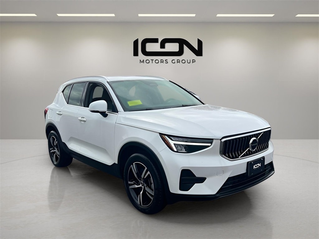 Used 2024 Volvo XC40 B5 Core SUV