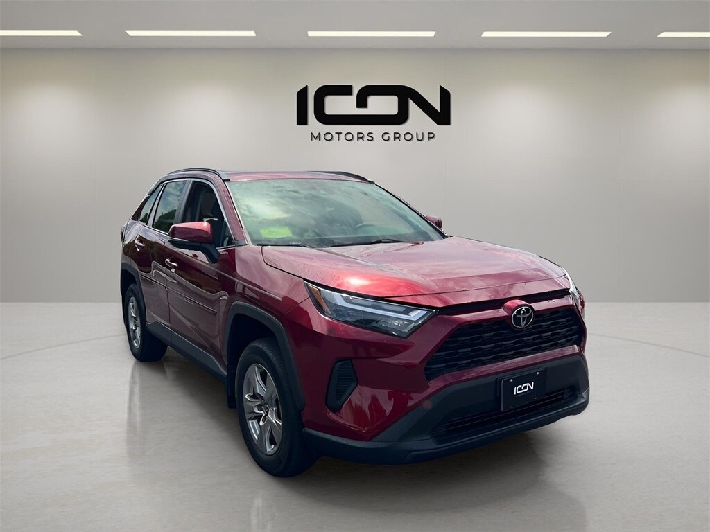 2022 Toyota RAV4 XLE photo 2