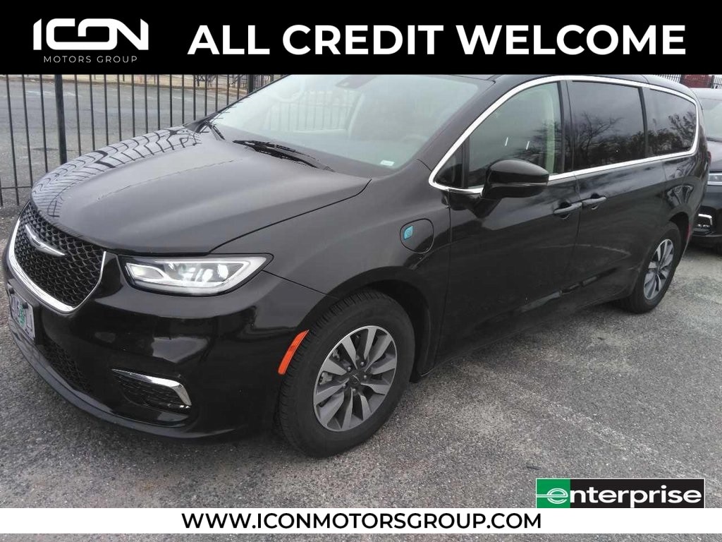 2024 Chrysler Pacifica PHEV Select's photo