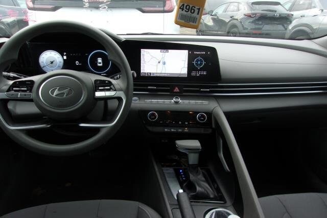 2024 Hyundai Elantra SEL photo 3
