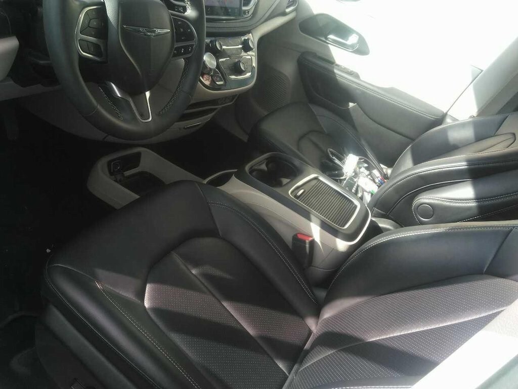 2024 Chrysler Pacifica photo 3