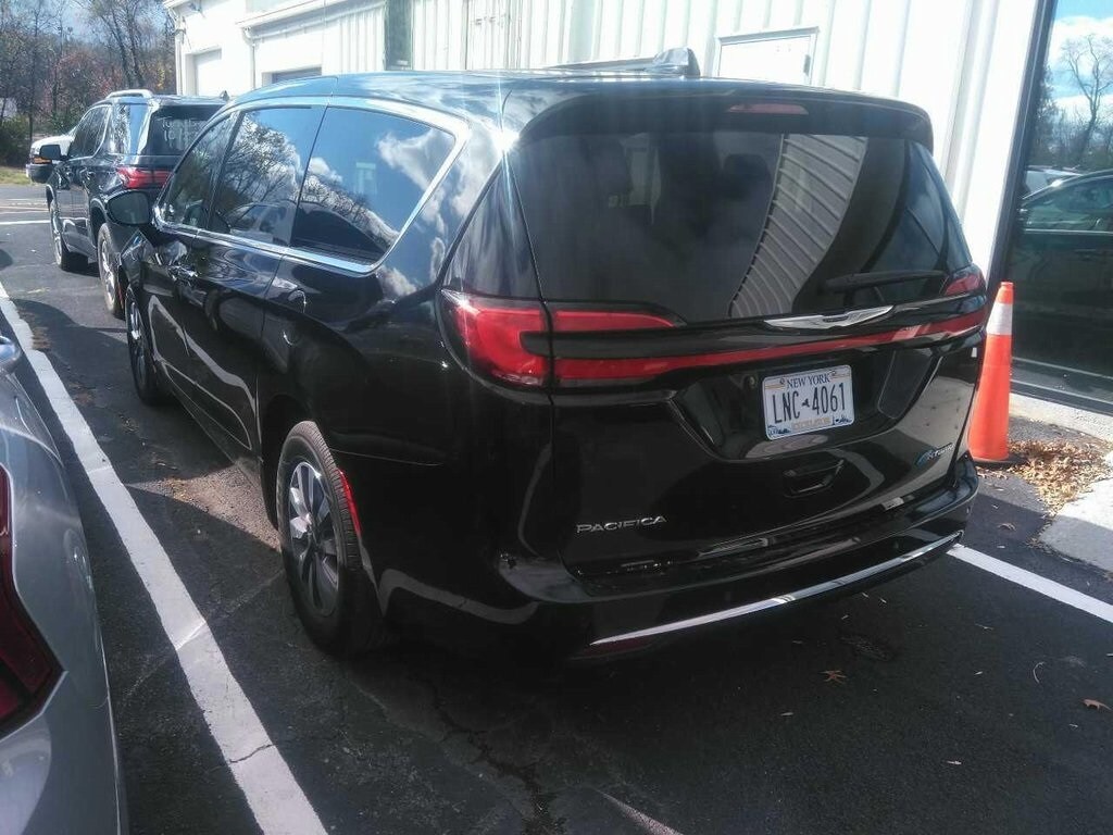 2024 Chrysler Pacifica photo 2