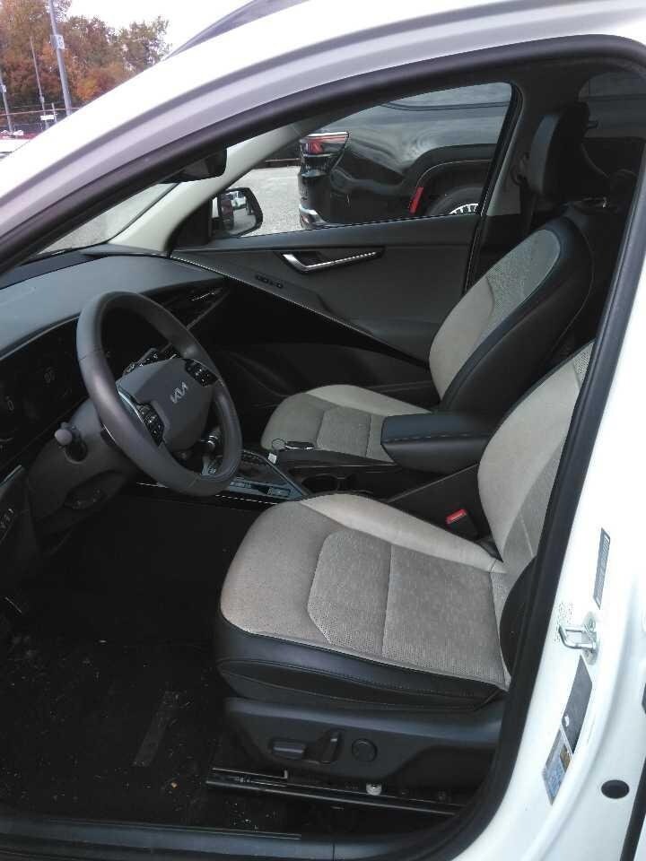 2023 Kia Niro SX Touring photo 2