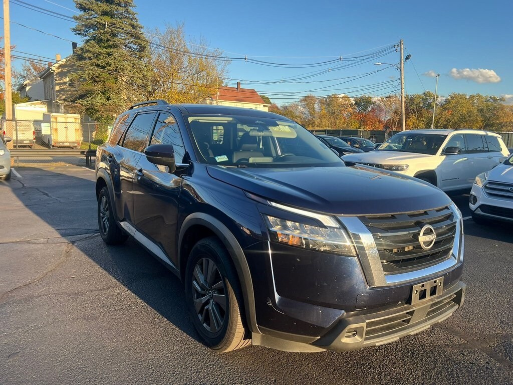 2022 Nissan Pathfinder SV photo 2