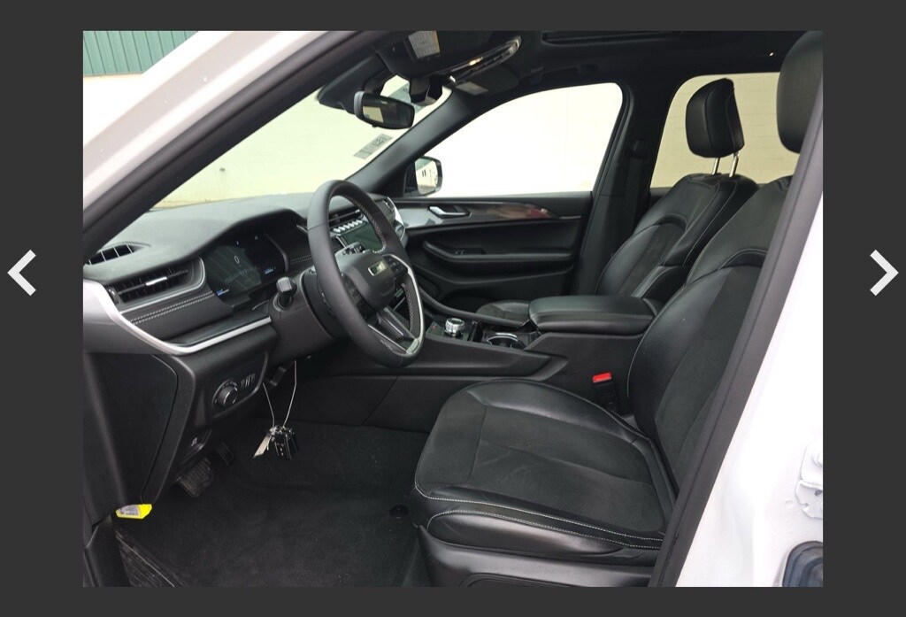 2023 Jeep Grand Cherokee Laredo Altitude photo 4