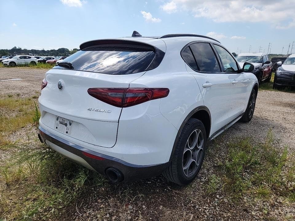 2022 Alfa Romeo Stelvio Ti photo 2