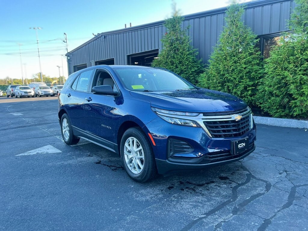 2023 Chevrolet Equinox LS photo 2