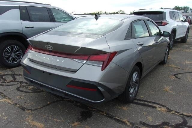 2024 Hyundai Elantra SEL photo 2