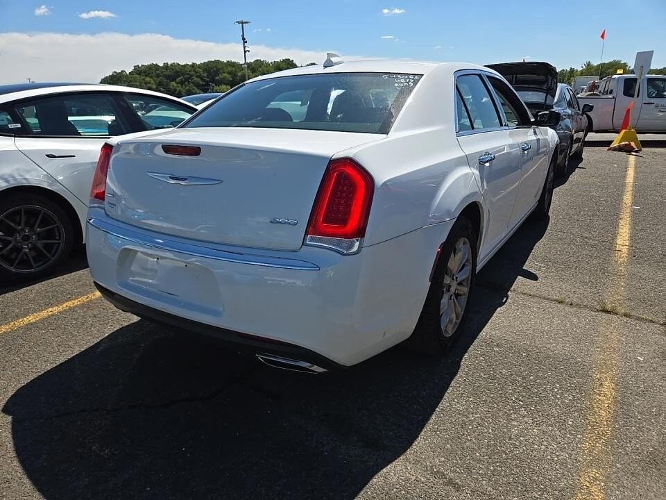 2019 Chrysler 300 Limited photo 3