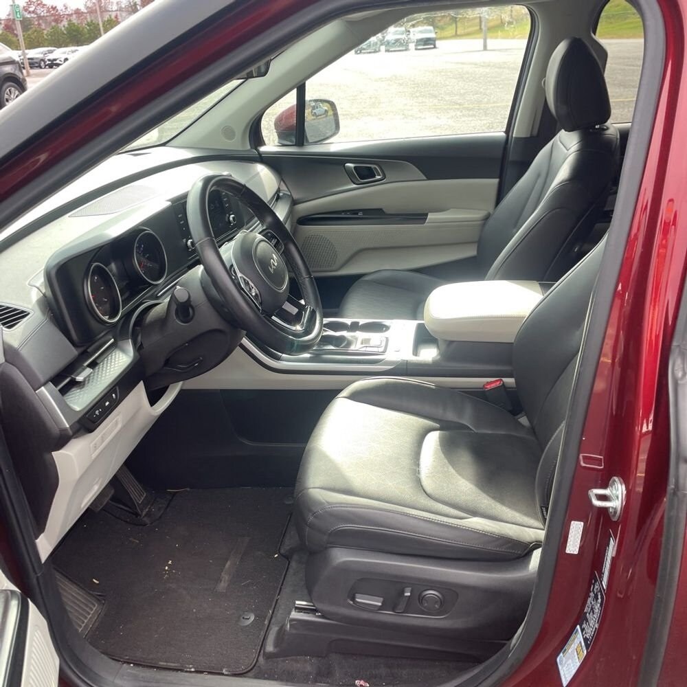 2024 Kia Carnival LX photo 3