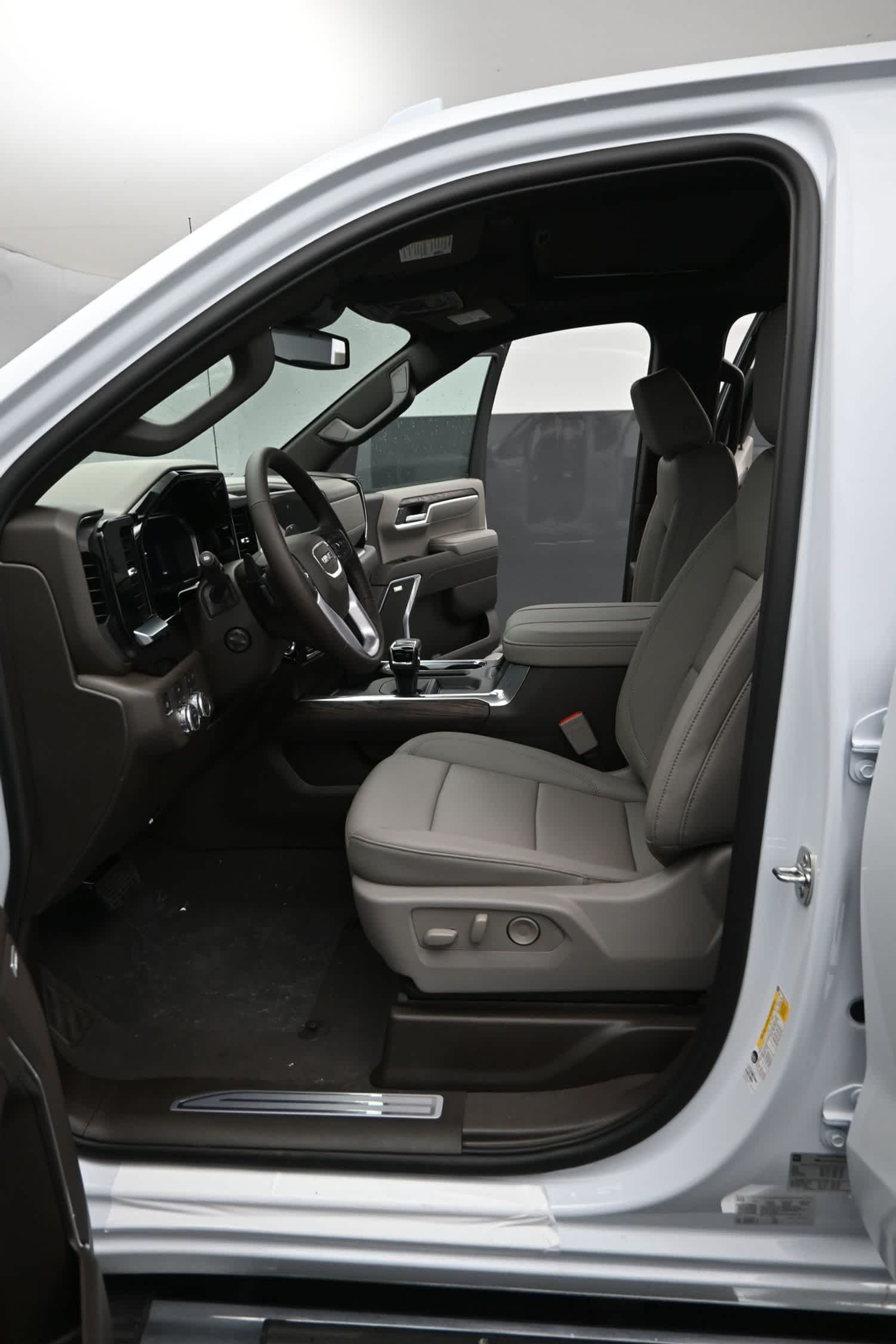 2026 GMC Sierra 1500 SLT - Photo 18