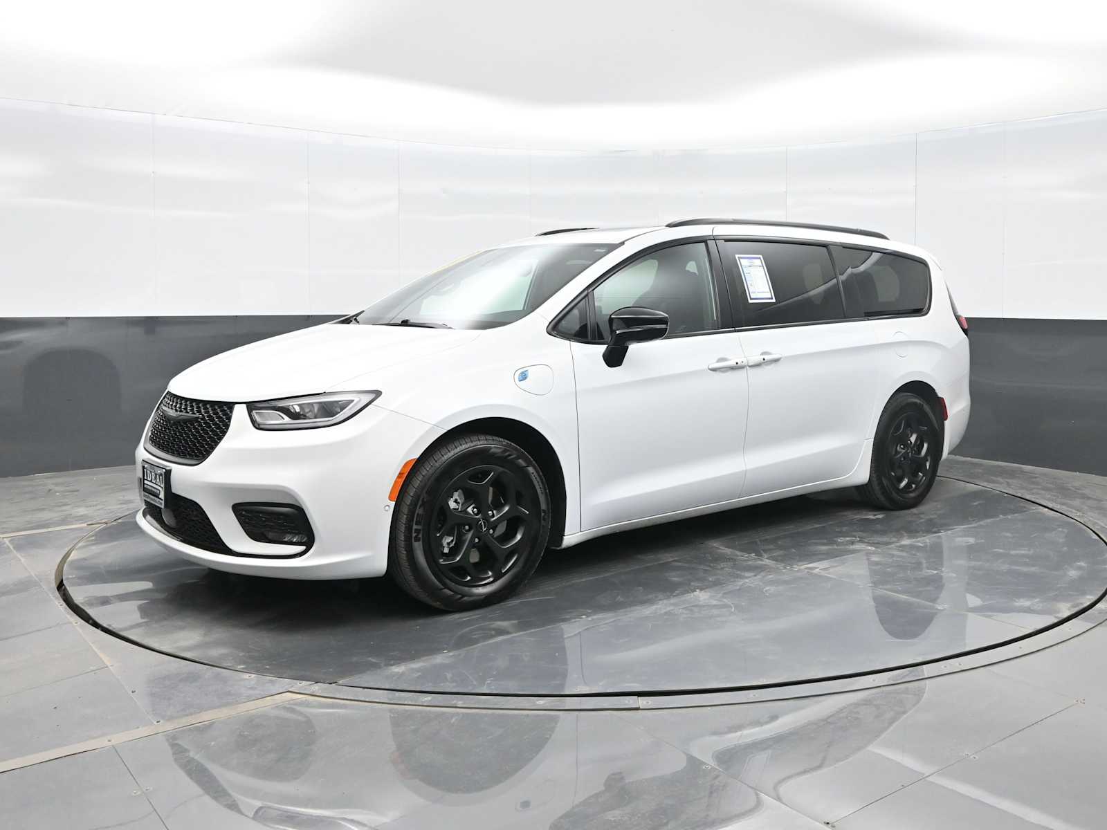 2024 Chrysler Pacifica PHEV Select's photo