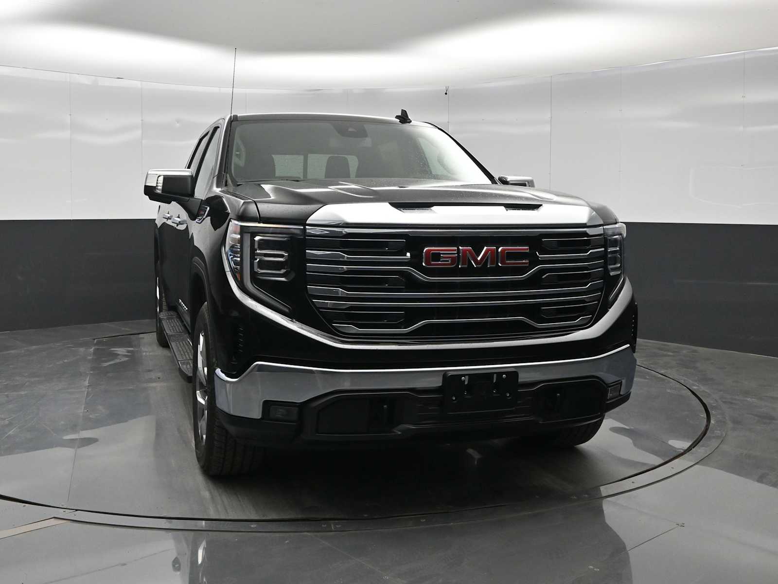 2026 GMC Sierra 1500 SLT - Photo 2