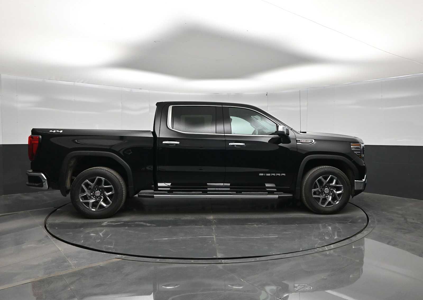 2026 GMC Sierra 1500 SLT - Photo 9