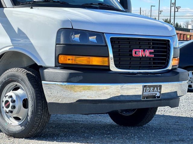 2023 Gmc Savana Cutaway photo 2