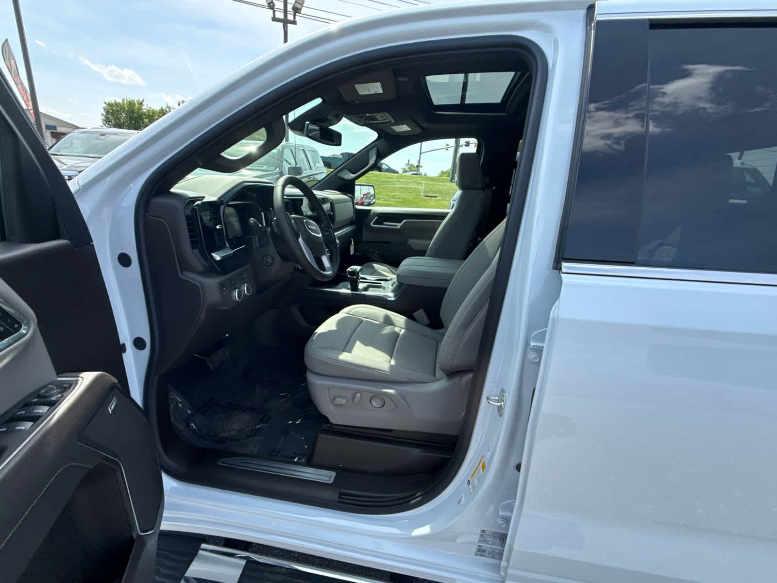 2026 GMC Sierra 1500 SLT - Photo 18
