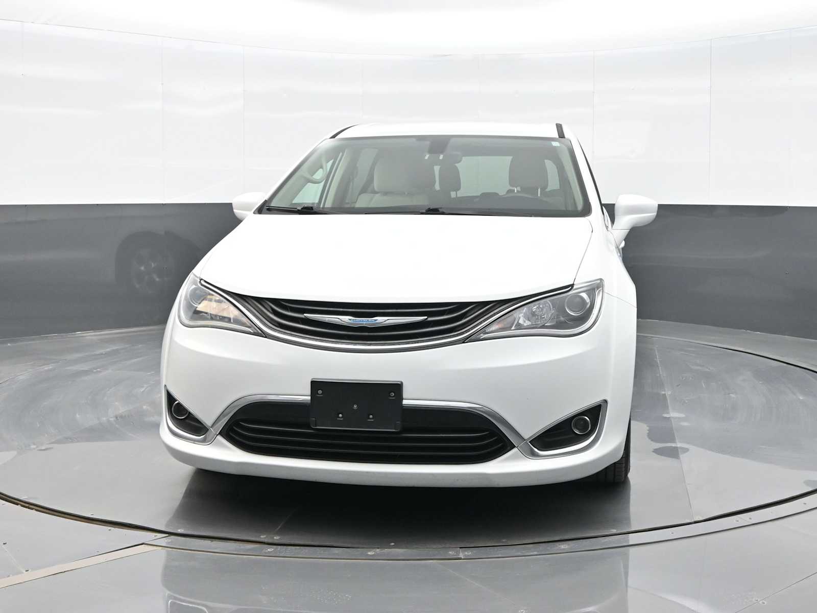 2017 Chrysler Pacifica Hybrid Touring Plus photo 3
