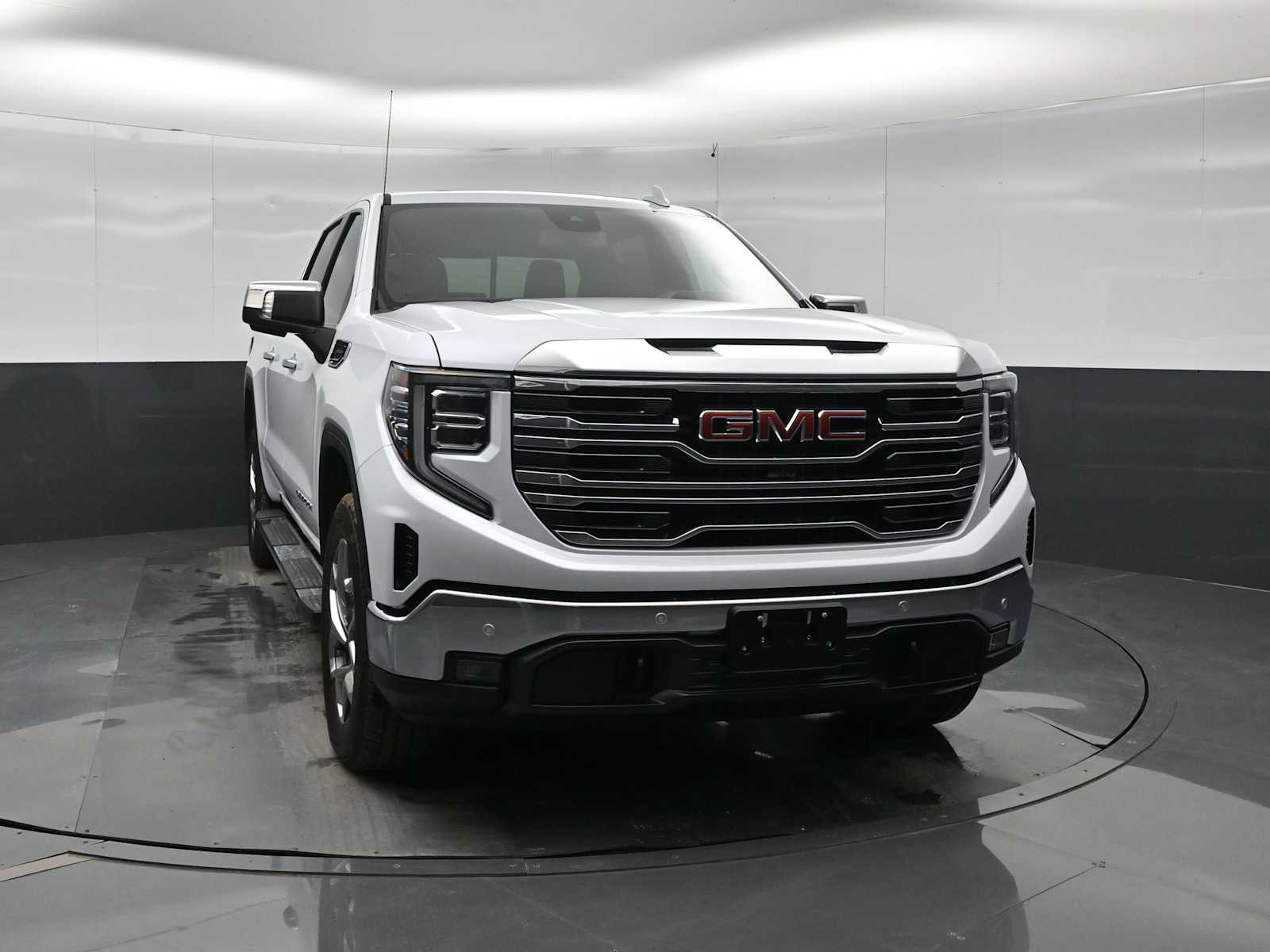 2026 GMC Sierra 1500 SLT - Photo 2