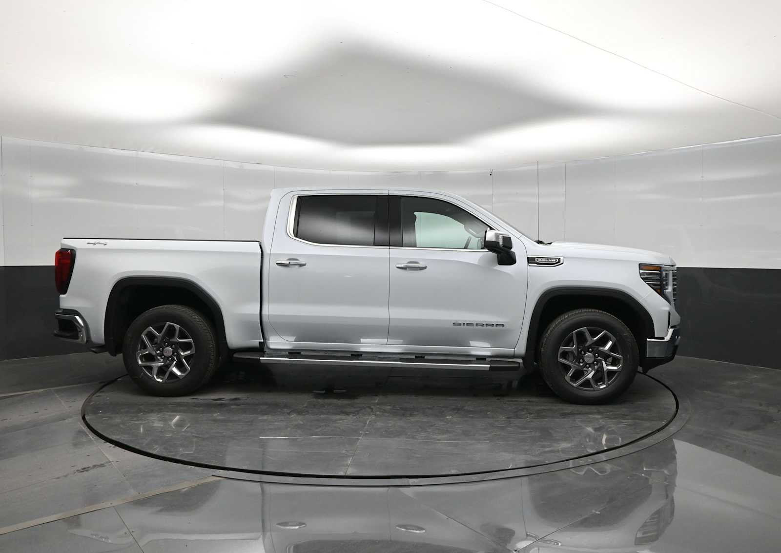 2026 GMC Sierra 1500 SLT - Photo 9