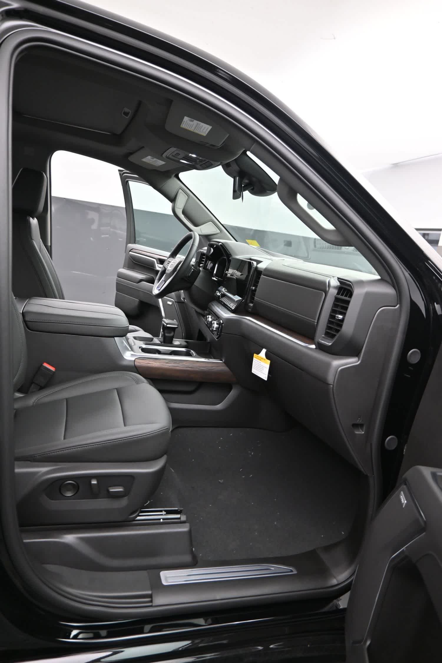 2026 GMC Sierra 1500 SLT - Photo 17