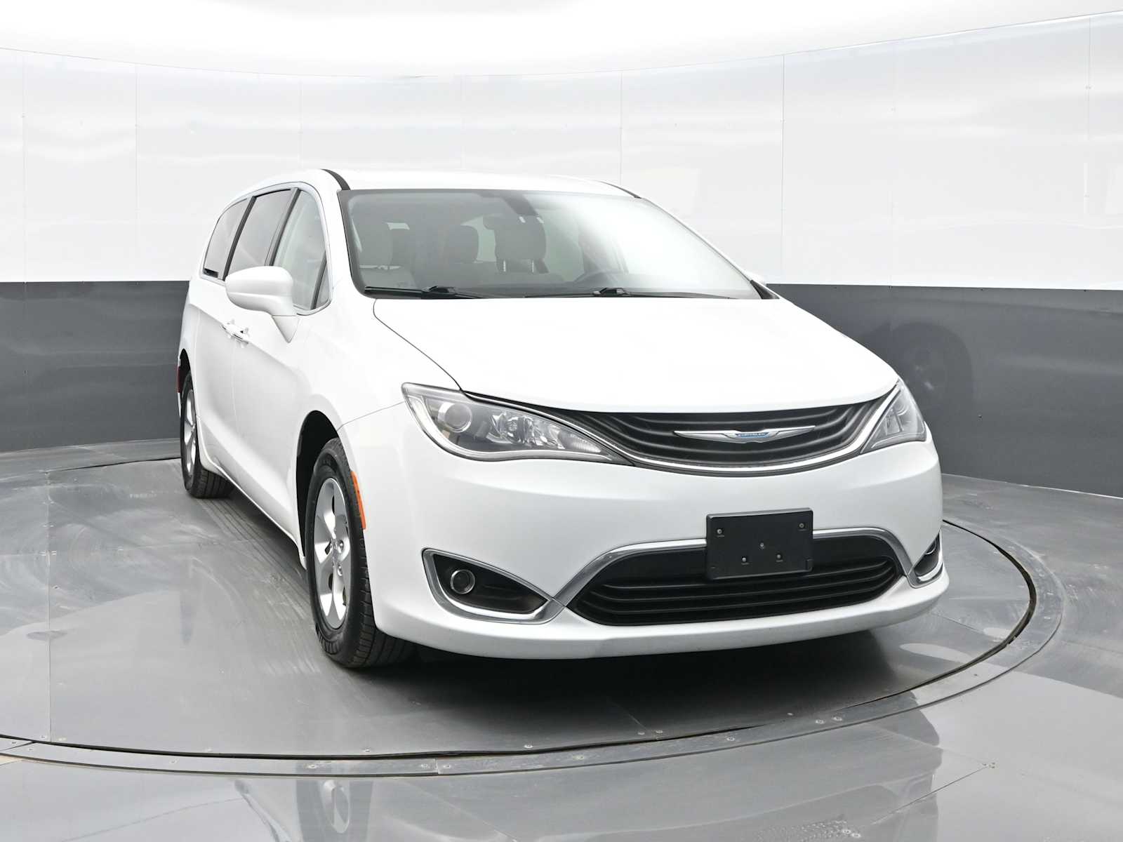 2017 Chrysler Pacifica Hybrid Touring Plus photo 2