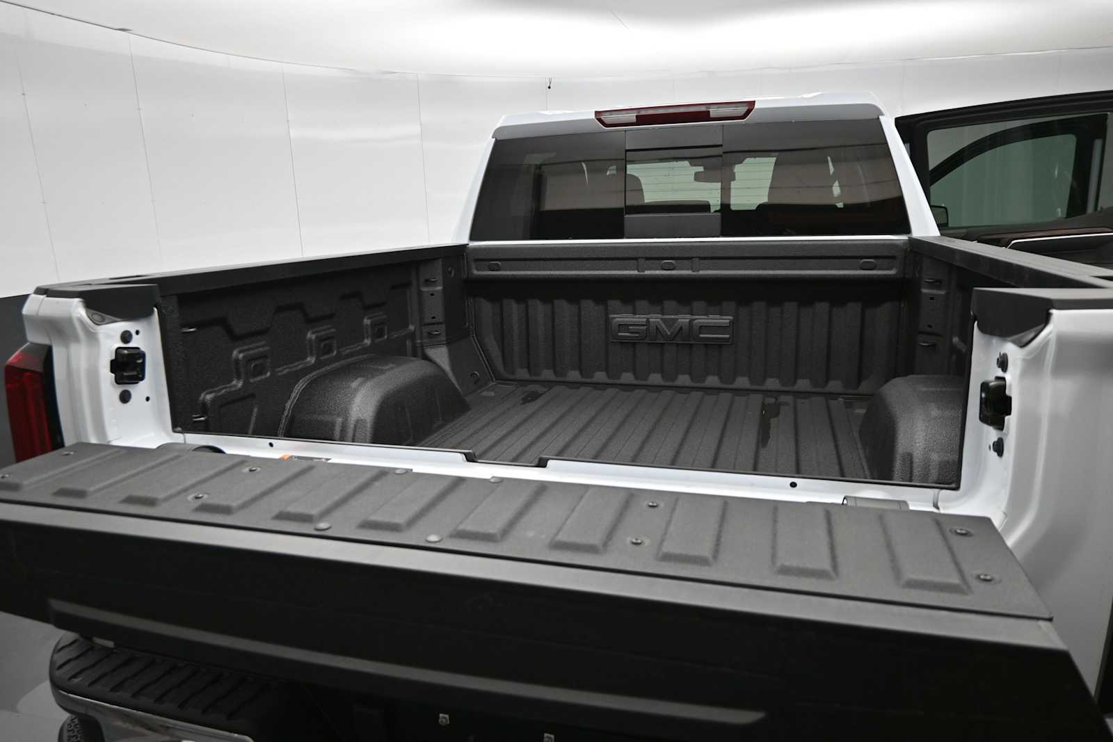 2026 GMC Sierra 1500 SLT - Photo 13