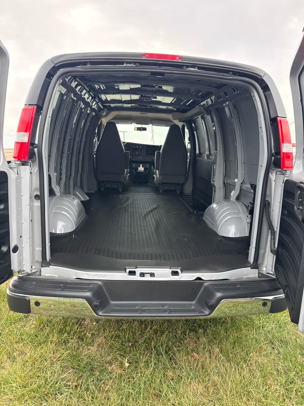 2025 GMC Savana Cargo Work Van - Photo 6