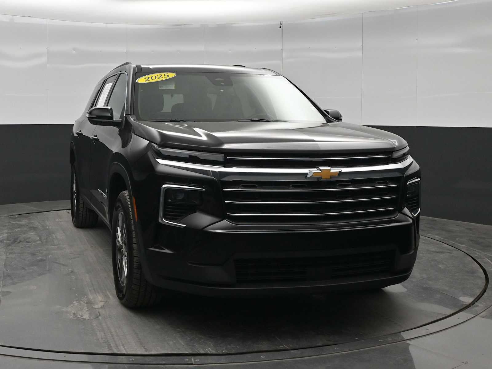 Used 2025 Chevrolet Traverse AWD LT