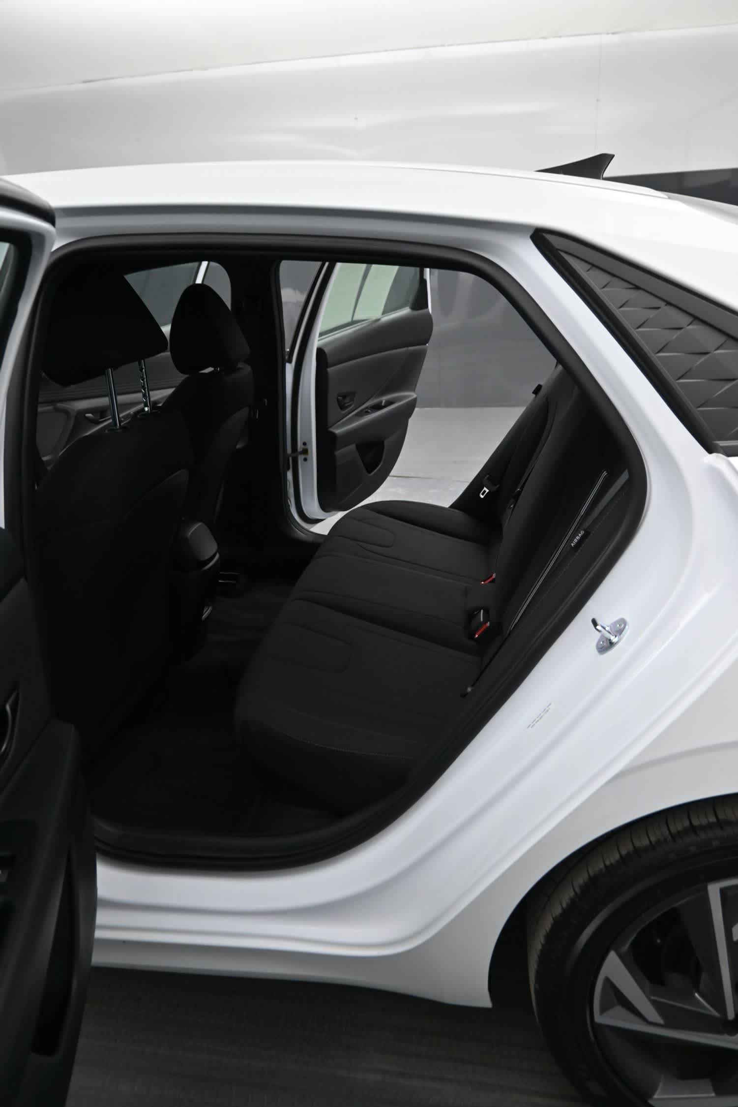 2025 Hyundai Elantra Blue - Photo 16
