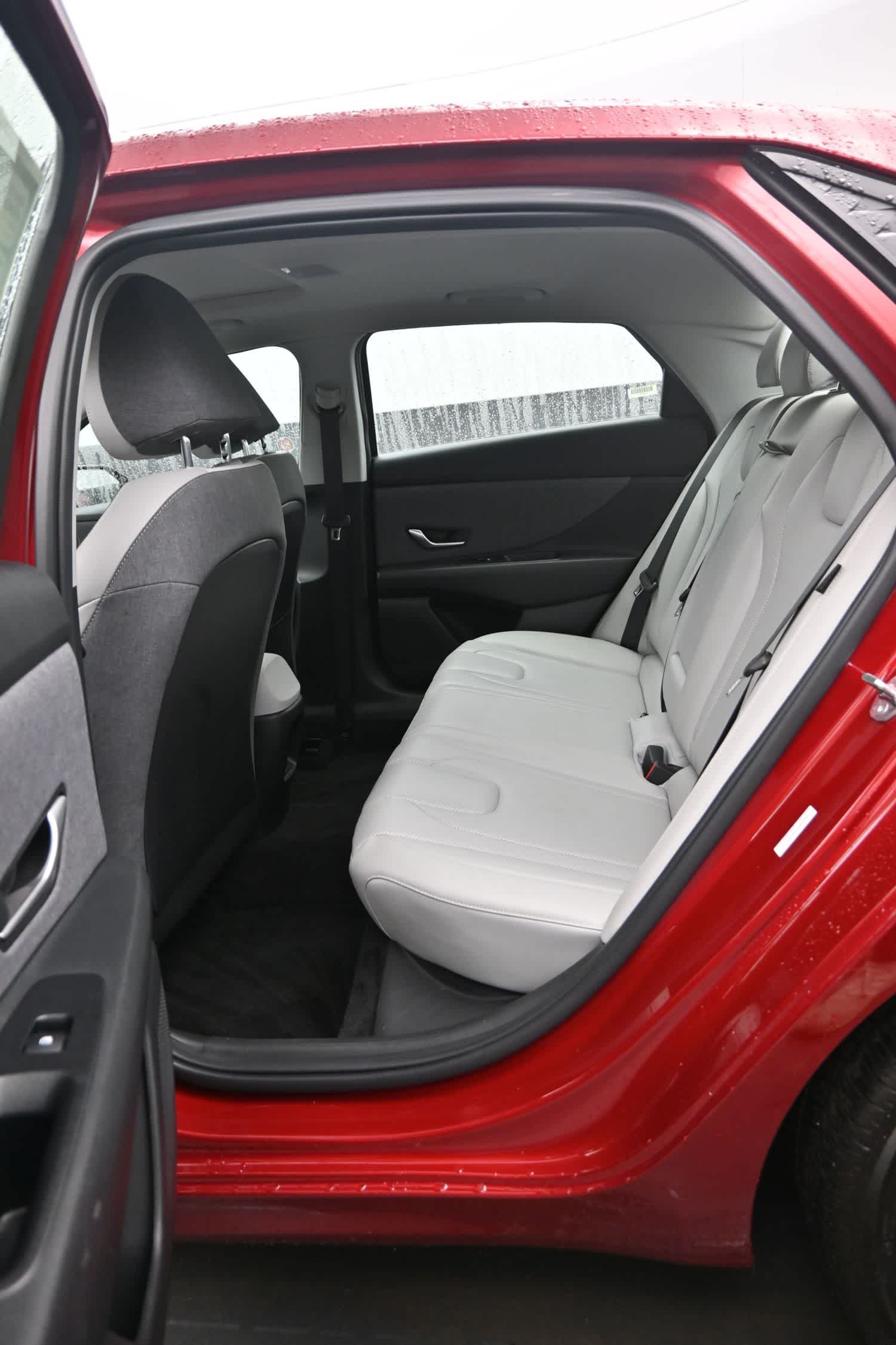 2025 Hyundai Elantra Limited - Photo 12