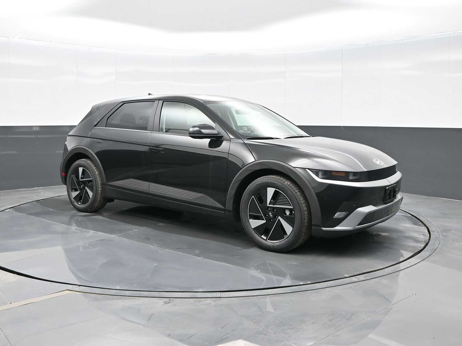 2025 Hyundai IONIQ 5 SE's photo