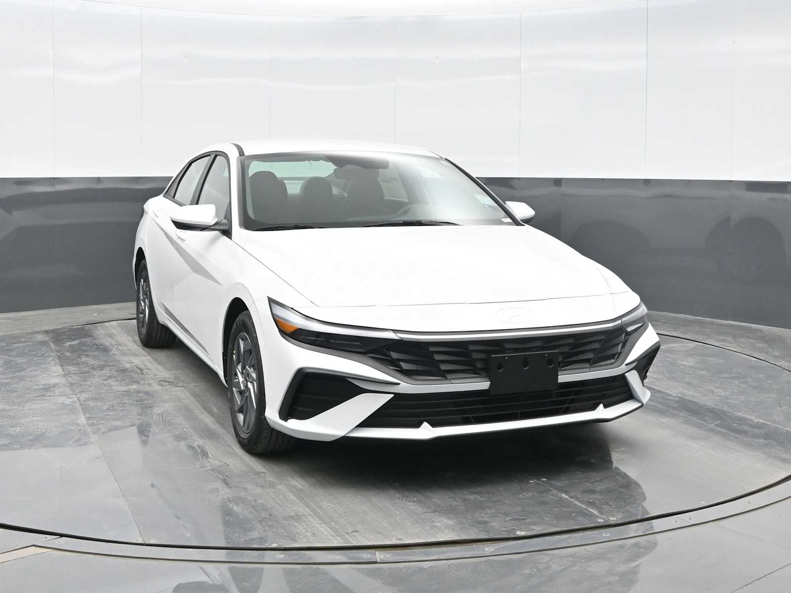 2026 Hyundai Elantra Blue SEL Sport photo 2