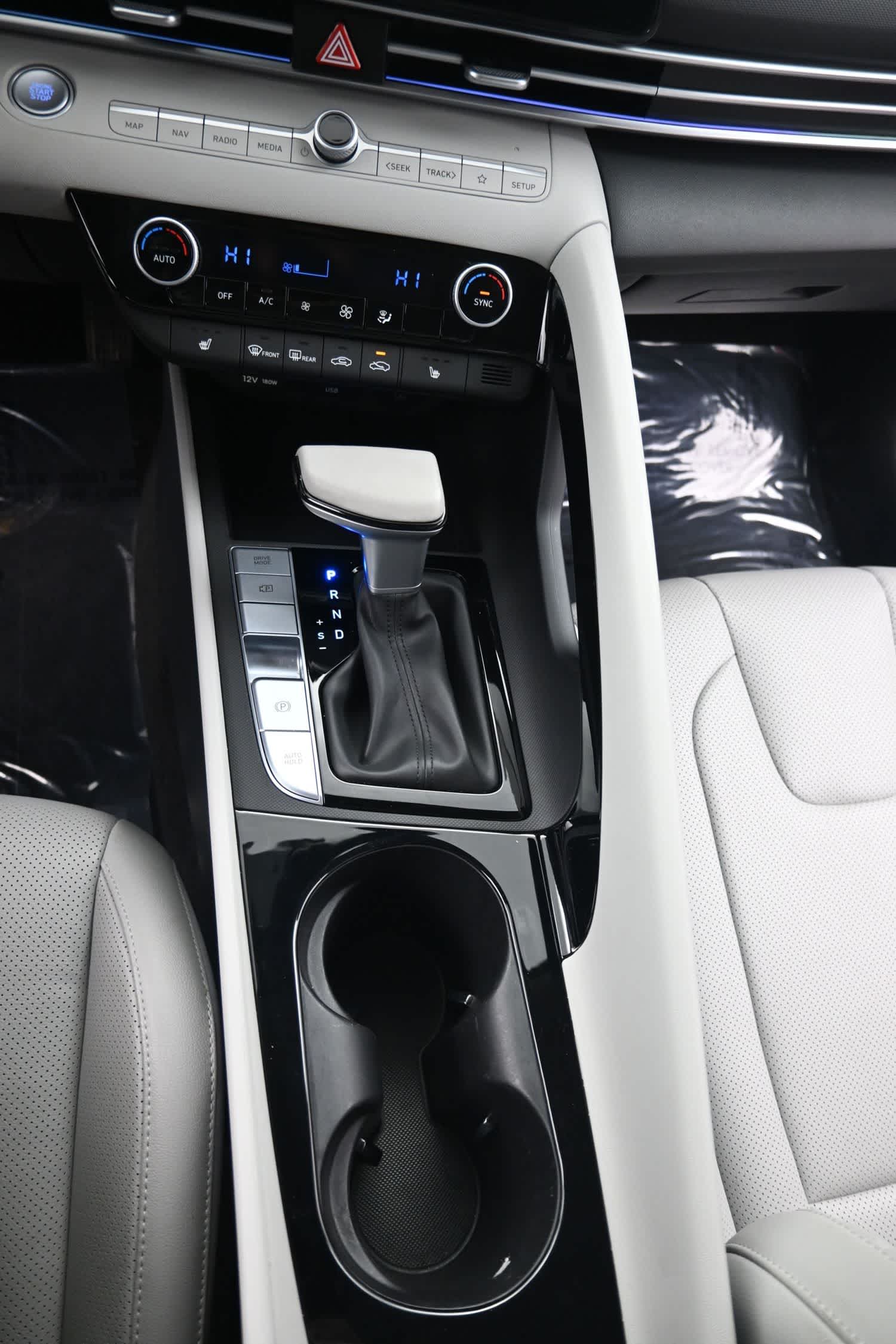 2025 Hyundai Elantra Limited - Photo 18