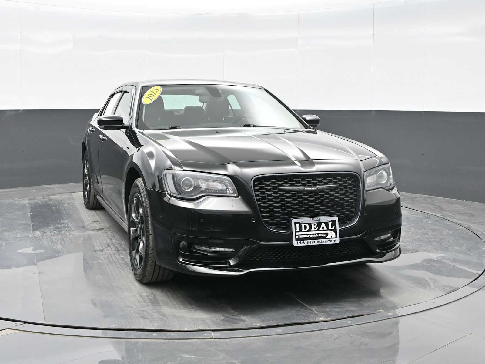 2023 Chrysler 300 Touring L photo 2