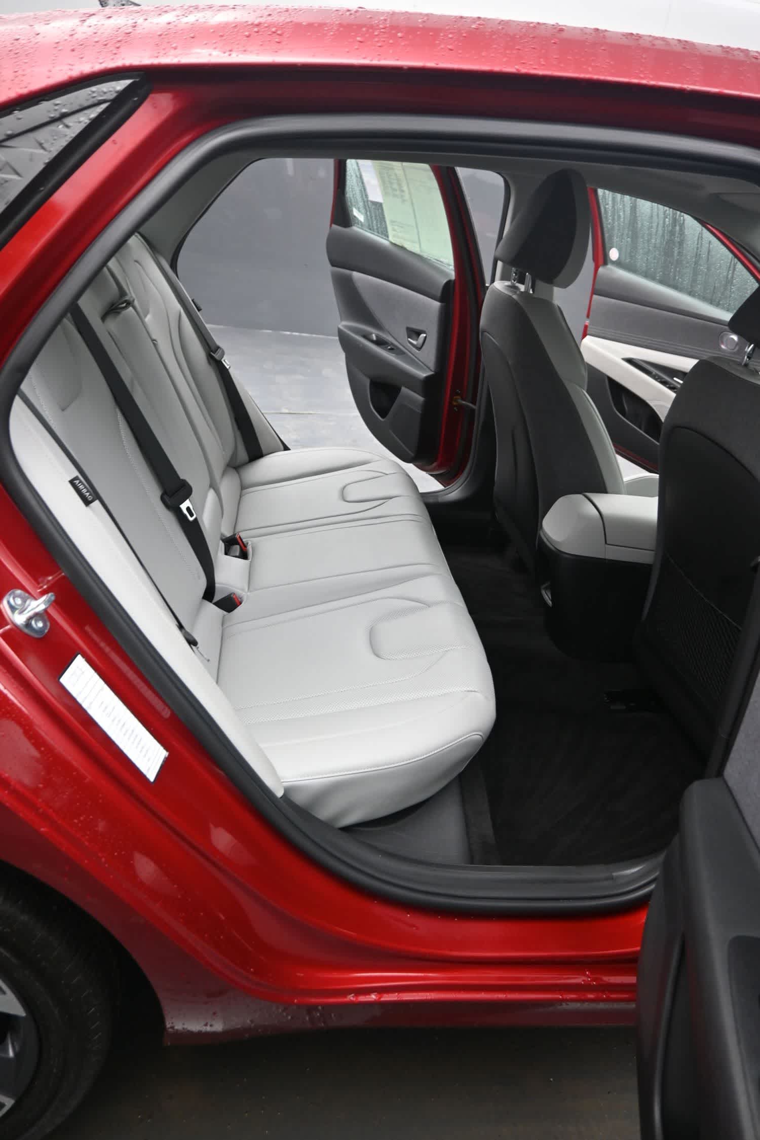 2025 Hyundai Elantra Limited - Photo 14