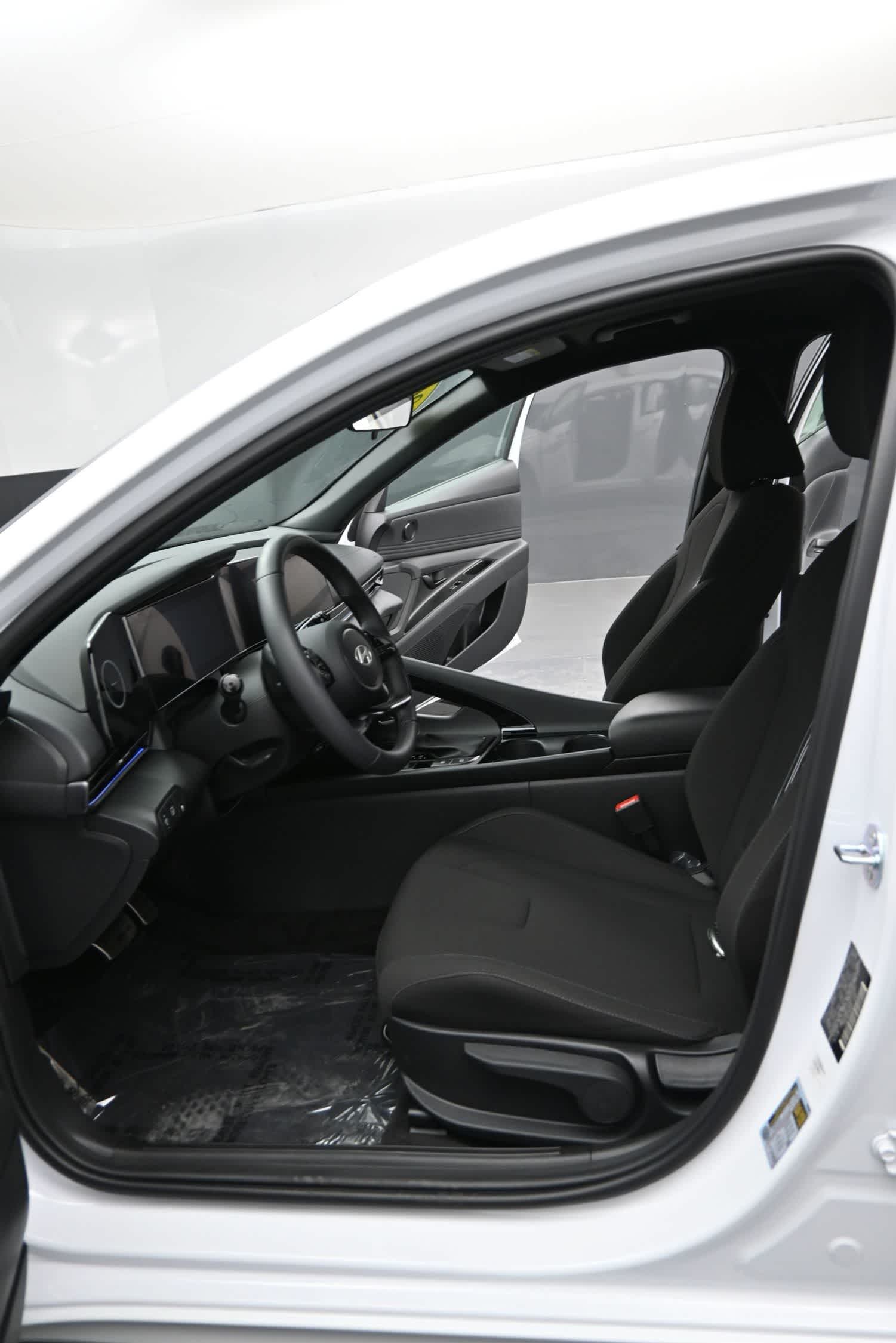 2025 Hyundai Elantra Blue - Photo 17